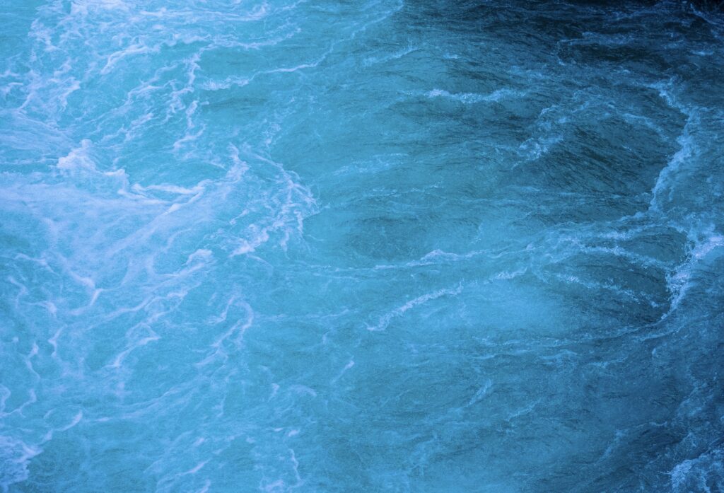 Bluewashing: an ocean that appears clean and serene, while the crisis remains hidden beneath the surface.